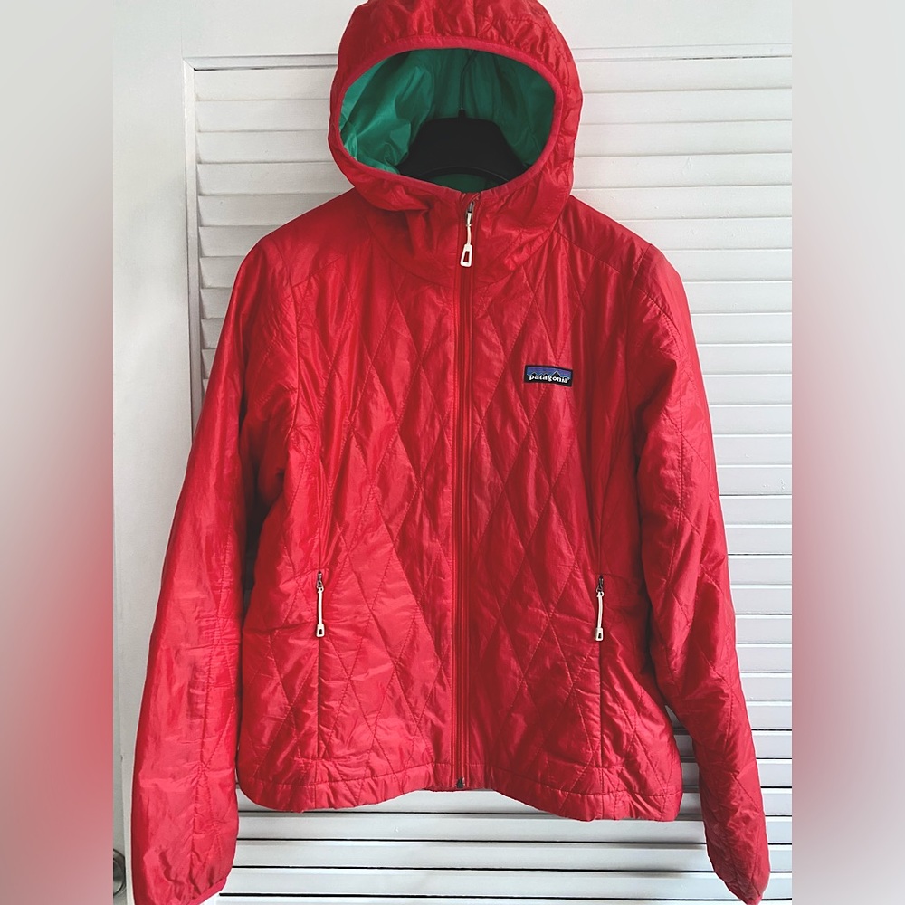 Women’s Patagonia lightweight quilted hooded zip jacket. Size Small.